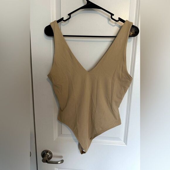 Aritizia Babaton Contour V-Neck Bodysuit Tan Large - Picture 3 of 6